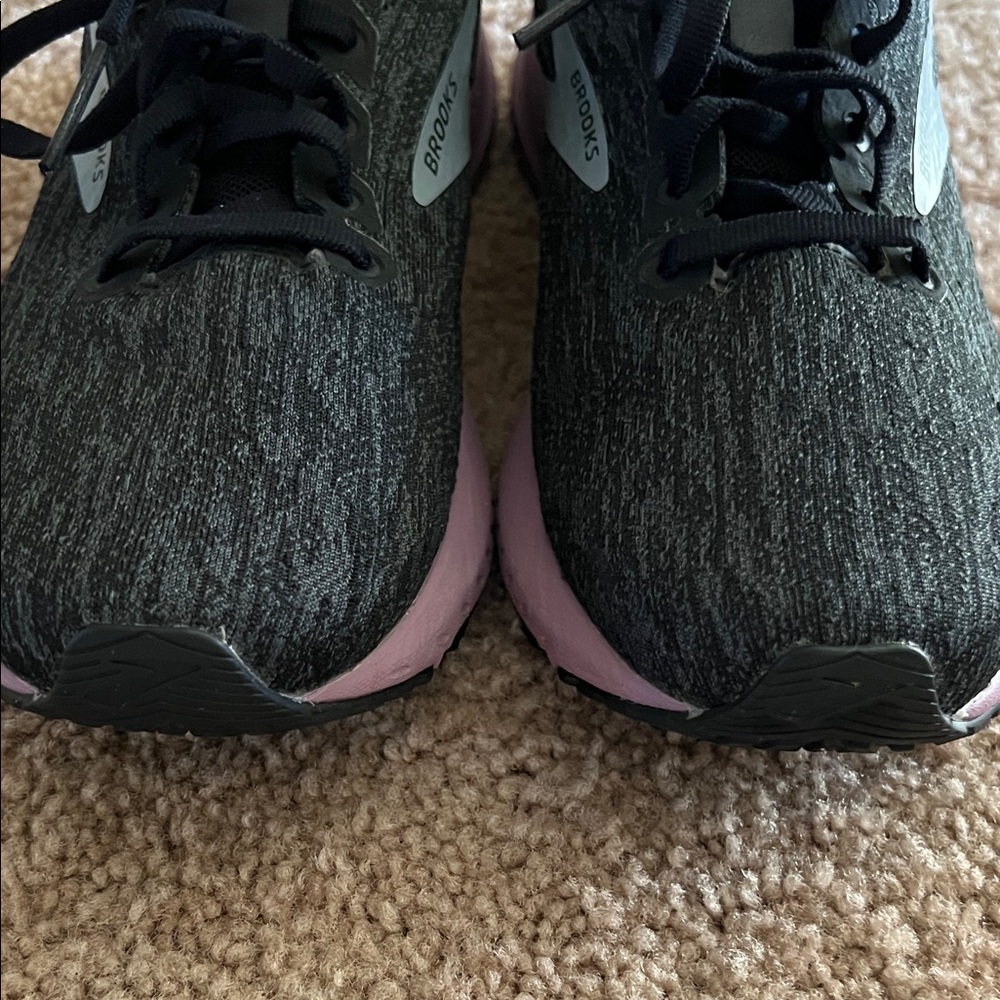 Brooks Women's Black and Lavender Athletic Shoes size 8 - Picture 6 of 7